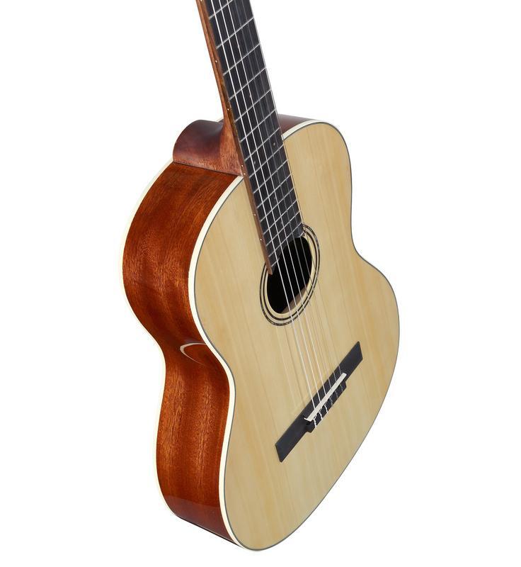 Alvarez Regent Classical w/Deluxe Gig bag
